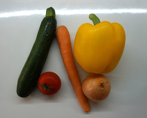Zucchini, Tomate, Möhre, gelbe Paprika, Zwiebel