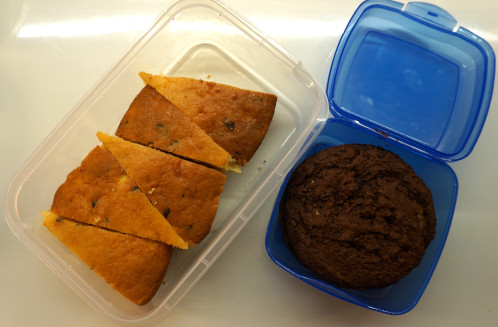 2 Plastikdosen mit verschiedenen Kuchenstücken