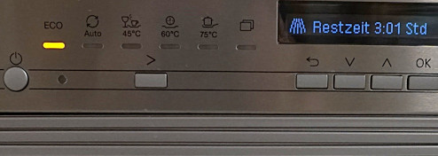 Konsole von einer Spülmaschine, die in eine Eco-Programm arbeitet und noch eine Restzeit von 3 Stunden anzeigt