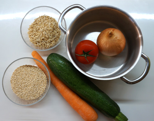 Kleiner Topf mit Tomate, Zwiebel. Zucchini, Möhre, Reis und Quinoa