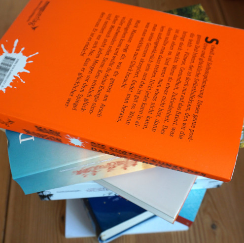 Kleiner Bücherstapel auf einem Tisch