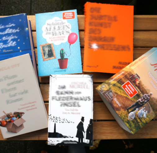 Auf einem Tisch ausgelegte Bücher zum Verkaufen