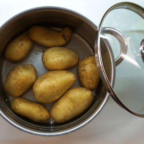 Kartoffeln mit Schale in einem Topf