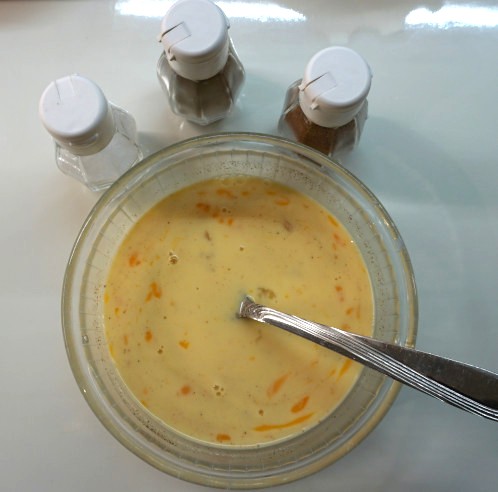 Schale mit Milch und verquirltem Ei, Gewürzstreuer